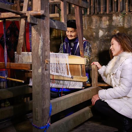 منتجع وسبا سيلك باث غراند سابا المظهر الخارجي الصورة A woman praying at the Church of the Nativity
