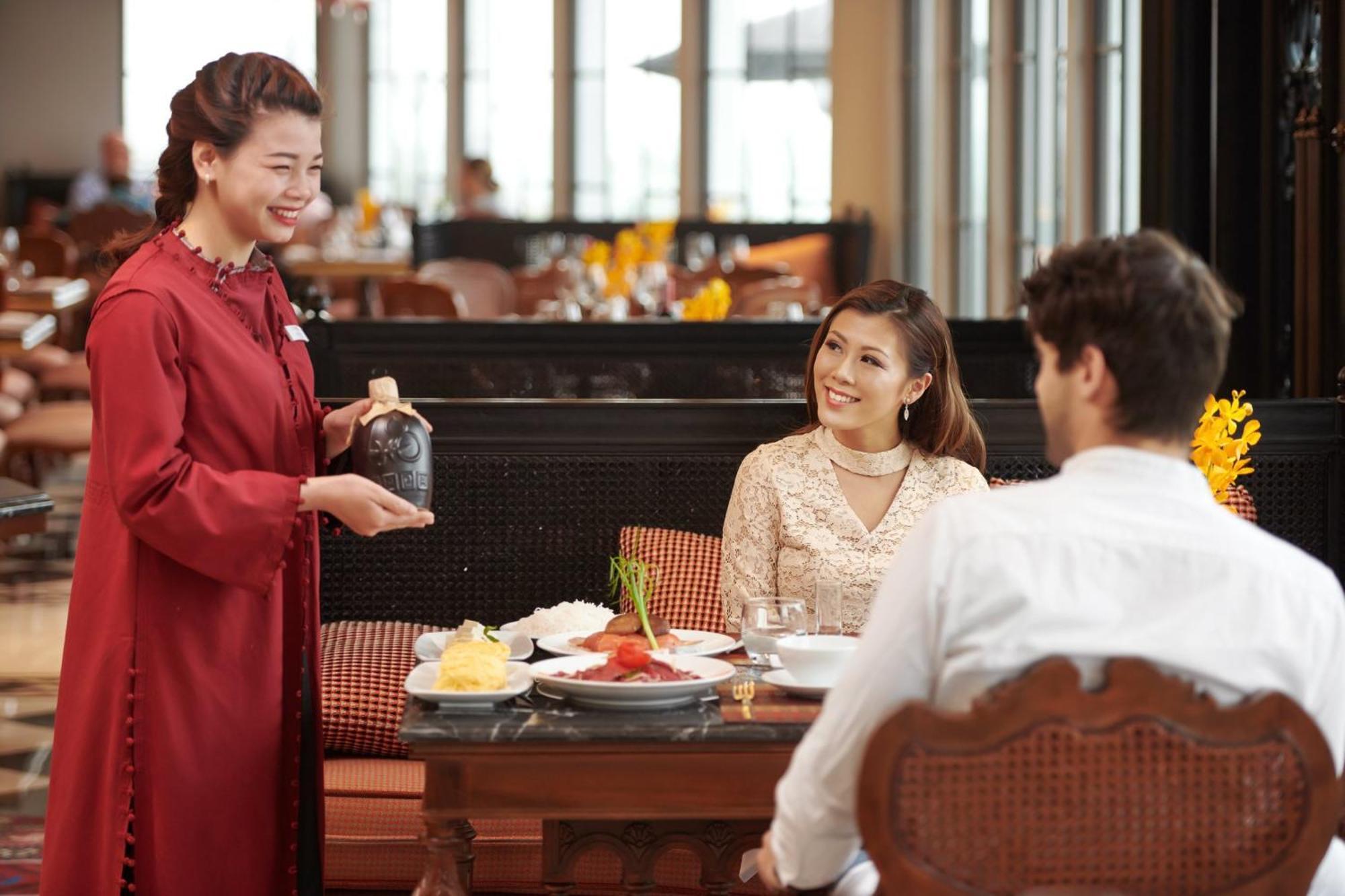 منتجع وسبا سيلك باث غراند سابا المظهر الخارجي الصورة A Thai waitress serving customers
