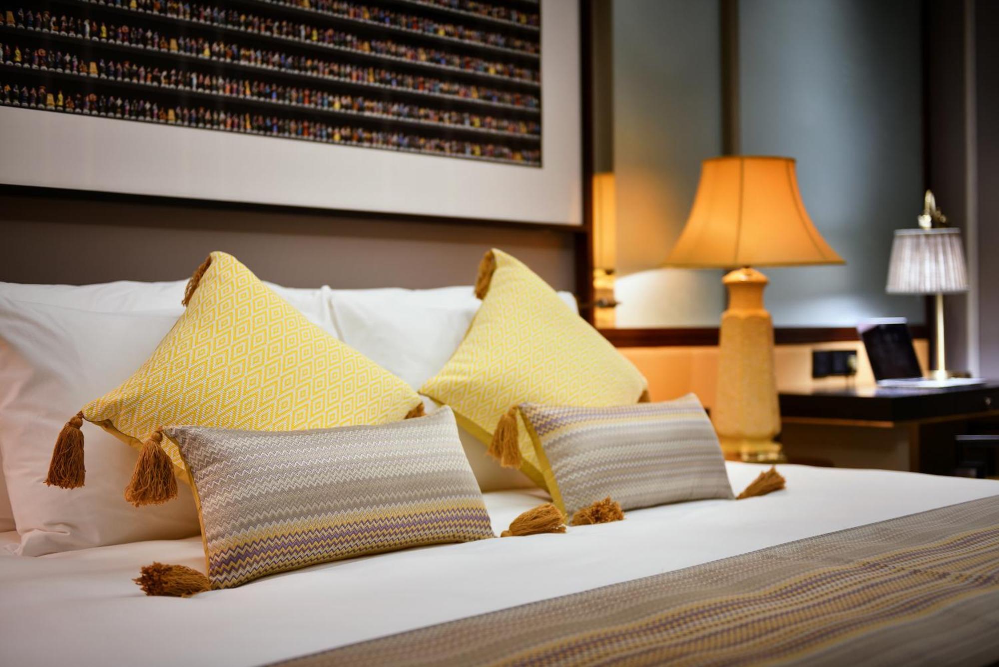 منتجع وسبا سيلك باث غراند سابا المظهر الخارجي الصورة A bed with cushions