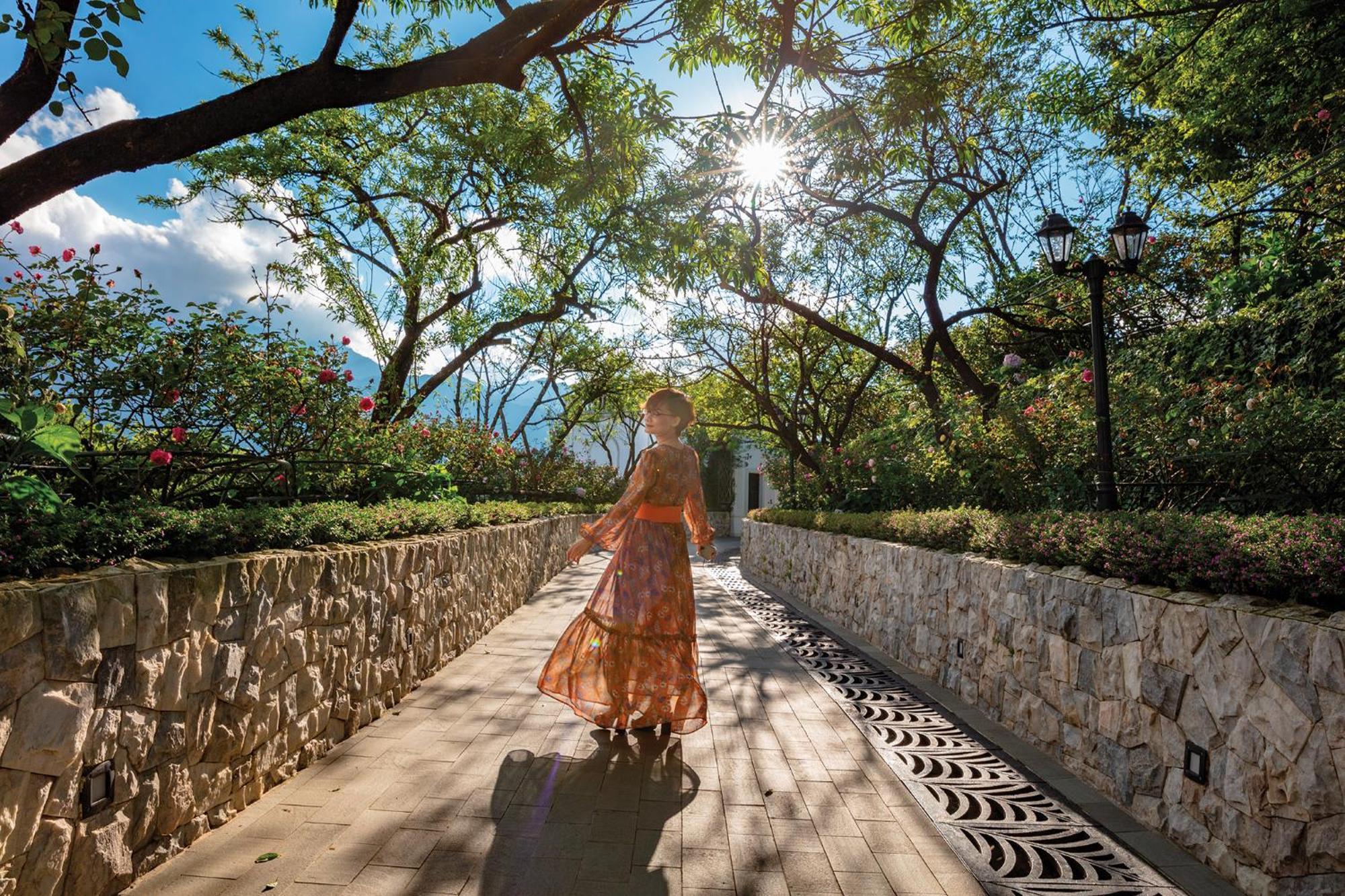 منتجع وسبا سيلك باث غراند سابا المظهر الخارجي الصورة A woman walking in the park